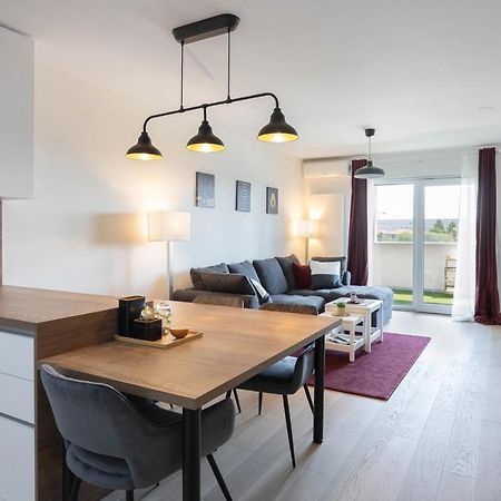 Stylish 2Bdr Apartment- Free Garage Загреб Екстериор снимка