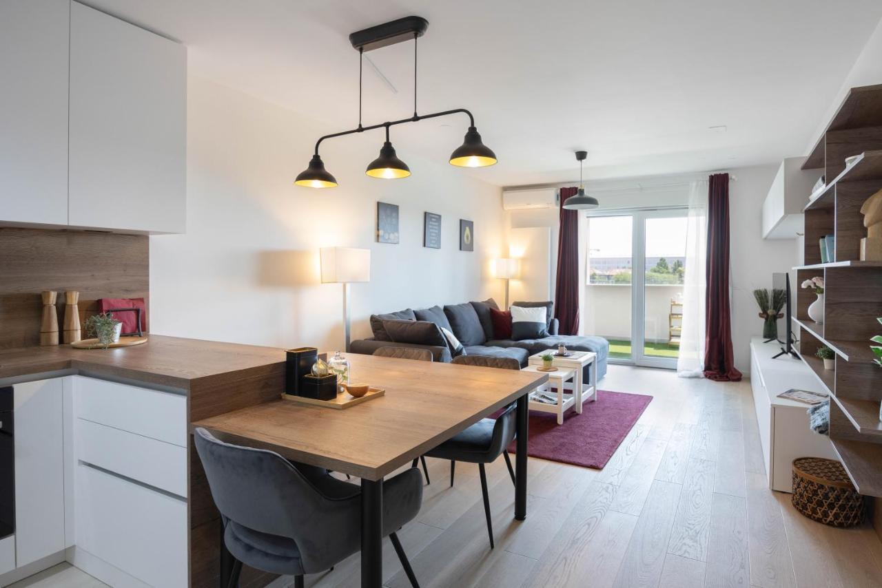 Stylish 2Bdr Apartment- Free Garage Загреб Екстериор снимка